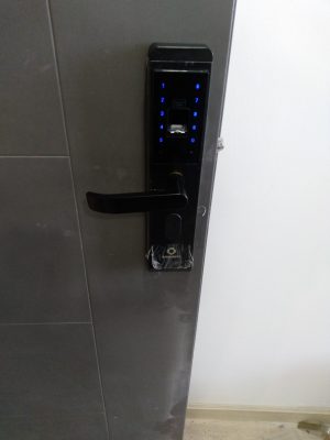 Khoá-AB-07B-lắp-ở-nhà-anh-Huấn-tại-chung-cư-Sky-9