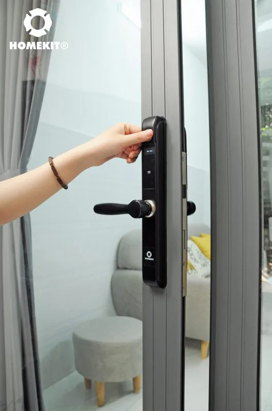 Với khóa vân tay cửa nhôm, bạn sẽ có một phương thức an toàn và hiện đại để bảo vệ ngôi nhà của mình. Giải pháp này đem lại sự tiện lợi, đồng thời giúp bạn tránh khỏi tình trạng mất chìa khóa hoặc quên mật khẩu.