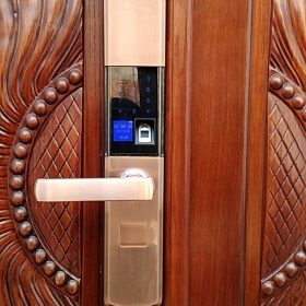Khoá HomeKit AB-07 khóa vân tay lắp cho cửa gỗ tại nhà khách với 4 tính năng