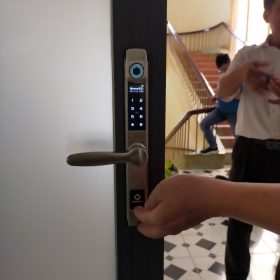 Khoá HomeKit AB-04C chống nước 4 in 1 lắp cho cửa nhôm kính nhà khách