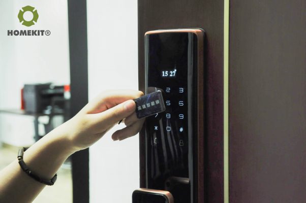 Khoá HomeKit AB-14B khóa vân tay điều khiển qua app điện thoại đây là tính năng thẻ từ là 1 trong 5 tính năng