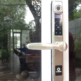 Khoá HomeKit AB-04C chống nước 4 in 1 lắp cho cửa nhôm kính nhà khách
