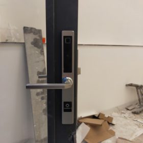 Khoá HomeKit AB-13D khóa vân tay 5in1 lắp cho cửa nhôm kính nhà khách