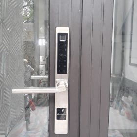 Khoá HomeKit AB-13D khóa vân tay 5 in 1 HomeKit lắp cho cửa nhôm kính nhà khách