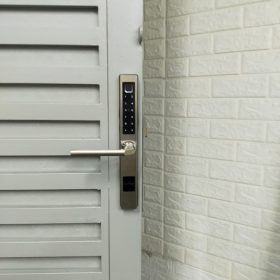 khóa vân tay cửa sắt lắp cho nhà khách