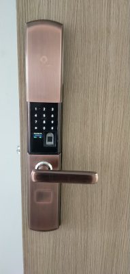 Khoá HomeKit AB-07 khóa vân tay lắp cho cửa gỗ tại nhà khách với 4 tính năng