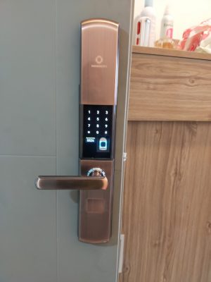 Khoá HomeKit AB-07 khóa vân tay lắp cho cửa gỗ tại nhà khách với 4 tính năng