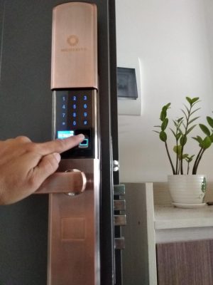 Khoá HomeKit AB-07 khóa vân tay chuyên lắp cho cửa gỗ 4 tính năng và với 5 chốt khóa