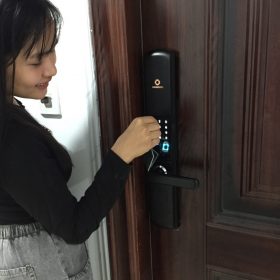 Khoá HomeKit AB-07 khóa vân tay lắp cho cửa gỗ tại nhà khách với 4 tính năng