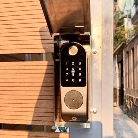 Ảnh thật khóa cổng vân tay điều khiển qua app 18E