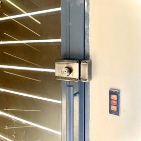 Ảnh thật khóa cổng vân tay điều khiển qua app 18E