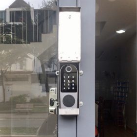 khóa cổng vân tay điều khiển qua app 18E