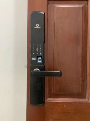 khóa cửa vân tay cửa gỗ nhân tạo