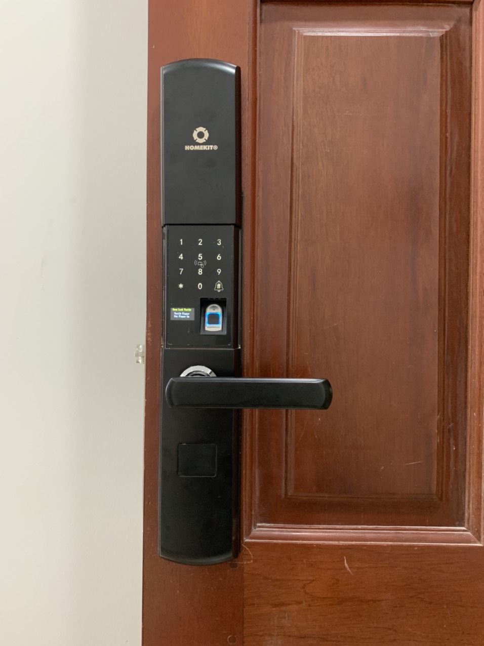Khóa vân tay cửa gỗ: Với khóa vân tay cửa gỗ, bạn sẽ tạo nên cảm giác yên tâm và an toàn cho ngôi nhà của mình. Hãy xem hình ảnh để khám phá phong cách thiết kế tinh tế và tính năng hiệu quả của khóa cửa vân tay.
