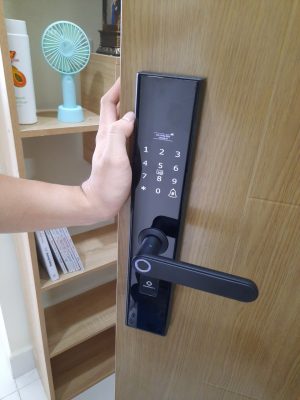 khóa vân tay cửa gỗ