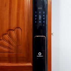 khóa vân tay cửa gỗ