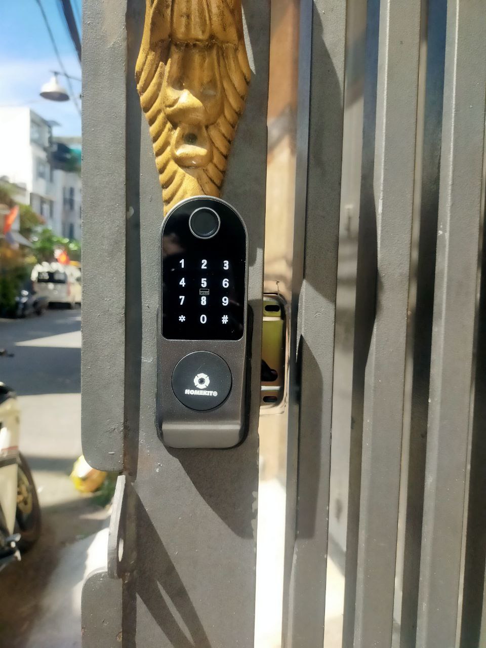 Hình ảnh lắp đặt mặt trước khóa cổng AB-18G tại nhà anh Thoại