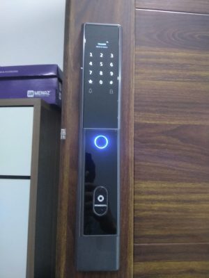 Hình ảnh lắp đặt mặt trước khóa AB-14E HomeKit tại nhà chị Bình Địa chỉ tòa C Vinaconex 2 Kim Văn Kim Lũ