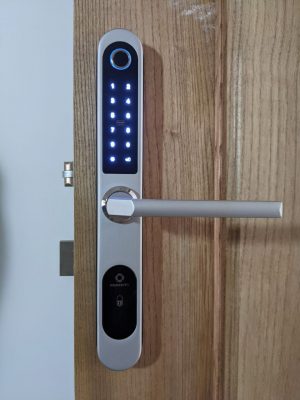 Hình ảnh lắp đặt mặt trước khóa AB-04E bạc tại nhà anh Thắng