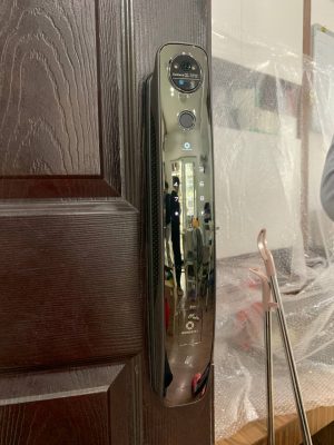 Hình ảnh lắp đặt mặt trước khóa AB-34C tại nhà chị Thùy ở chung cư Văn Phòng Quốc Hội, Nam Từ Liêm, Hà Nội.