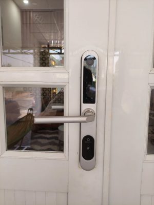 Hình ảnh lắp đặt mặt trước khóa AB-04E màu bạc tại nhà chị Huỳnh ở Đôn Thuận, Trảng Bàng, Tây Ninh.