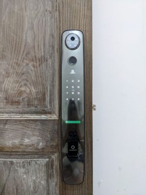 Hình ảnh lắp đặt mặt trước khóa nhận diện khuôn mặt AB – 34C tại nhà Anh Khôi