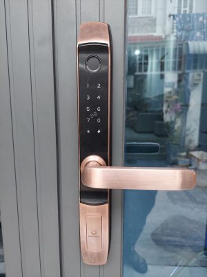 Hình ảnh lắp đặt mặt trước khóa AB-13G Tại nhà anh Star