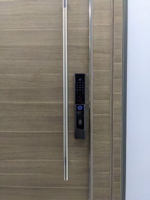 Hình ảnh lắp đặt khóa AB-14E HomeKit tại nhà chị Lệ My ở đường Nguyễn Xí, Phường 26, Quận Bình Thạnh, TP HCM.