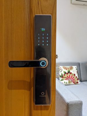 Hình ảnh lắp đặt mặt trước khóa AB-07E tại nhà chị Thoa ở Nguyễn Đình Chiểu, Phường 2, Quận 3, TP HCM.