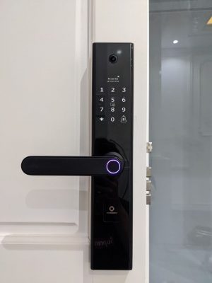 Hình ảnh lắp đặt mặt trước khóa AB-24G tại nhà anh Huy