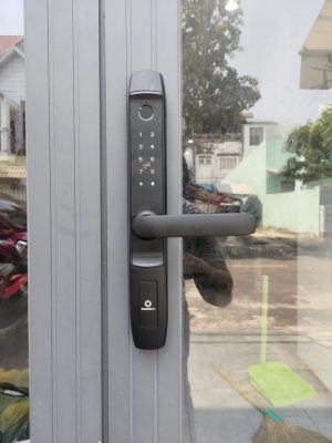 Hình ảnh lắp đặt mặt trước khóa AB-13G tại nhà anh Phát ở KDC, Thủ Dầu Một, Bình Dương.