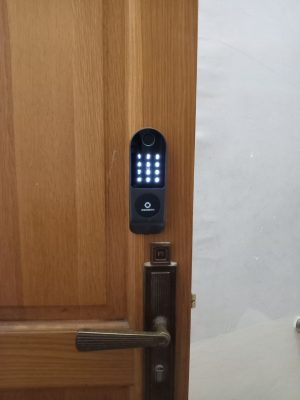 Hình ảnh lắp đặt mặt trước khóa AB – 18E tại nhà Anh Minh