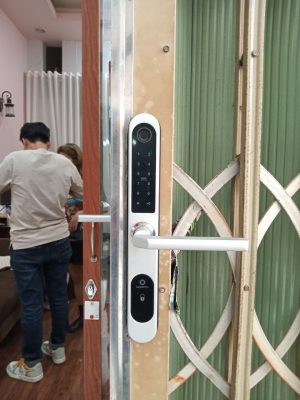 Hình ảnh lắp đặt mặt trước khóa AB-04E tại nhà anh Dinko