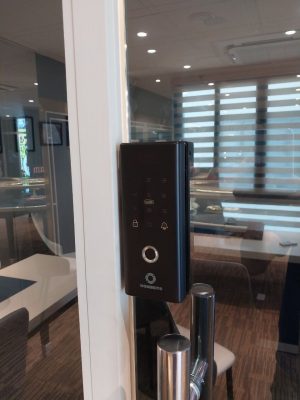 Hình ảnh lắp đặt mặt trước khóa AB-11H tại văn phòng ở đường Quốc Hương, Thảo Điền, Quận 2, TP HCM.