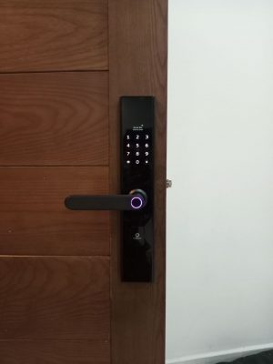 Hình ảnh lắp đặt mặt trước khóa AB-14G tại nhà chị Thanh ở Khu Biệt Thự Nine South, Phước Kiểng, Nhà Bè.