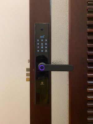 Hình ảnh lắp đặt mặt trước khóa AB-24G tại gia đình chị Giang ở Đường 3/2, Phường 4, Thành phố Đà Lạt.