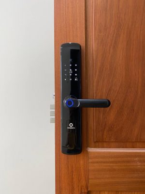 Hình ảnh mặt trước khóa cửa thông minh chống cháy nổ AB-14K tại nhà chị Pé Mimi
