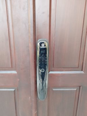 Hình ảnh thực tế khoá vân tay Pull Push 5 tính năng AB-14D HomeKit tại nhà anh Nguyên