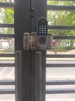 Hình ảnh lắp đặt mặt sau khóa cửa hai chiều điều khiển từ xa AB - 18A tại nhà anh Khánh ở Đường 3/2, Phường 12, Quận 10, TP HCM