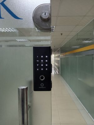 Hình ảnh lắp đặt thực tế khóa vân tay điều khiển từ xa dành cho cửa kính AB – 11H tại văn phòng Lũy Bán Bích