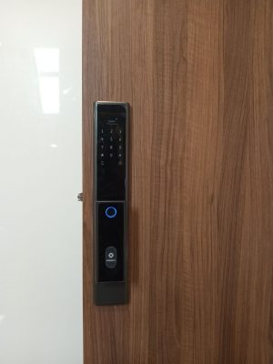 Hình ảnh lắp đặt mặt trước khóa AB-14E HomeKit tại nhà anh Thanh ở chung cư Eco Green Nguyễn Văn Linh, Tân Thuận Tây, Quận 7.