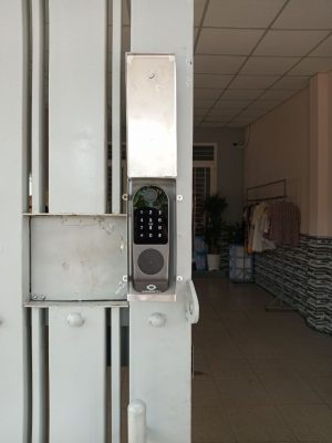 Hình ảnh lắp đặt mặt trước khóa cửa AB - 17E tại nhà anh Khải ở Thủ Dầu Một, Bình Dương.