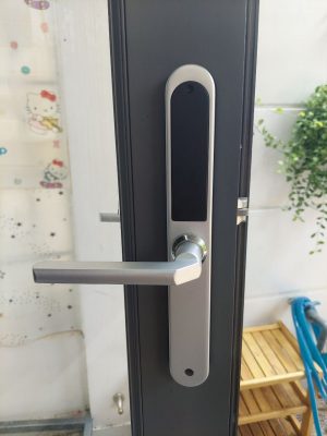 Hình ảnh lắp đặt mặt sau khóa AB-04E bạc tại nhà anh Thuận