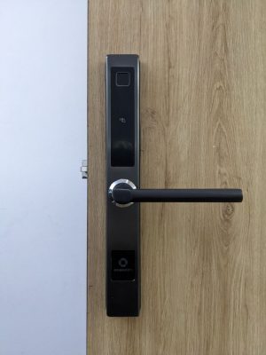 Hình ảnh mặt trước khoá vân tay điều khiển qua app điện thoại dành cho cửa nhôm kính AB-13D Tại nhà chị Huyền