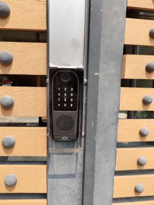 Hình ảnh lắp đặt mặt trước khóa cổng AB-18G tại nhà chị Phương ở đường Nguyễn Duy Trinh, Bình Trưng Đông, Quận 2, TP HCM.