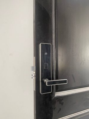Hình lắp khóa mặt trước khóa thẻ từ chuyên dành cho khách sạn AB-09B tại dự án Phú Quốc