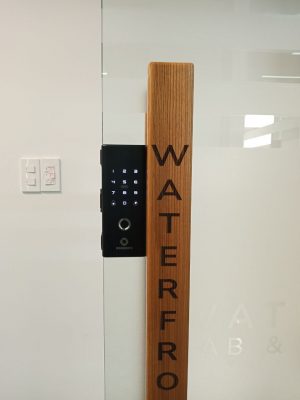 Hình ảnh lắp đặt thực tế khóa vân tay điều khiển từ xa dành cho cửa kính AB – 11H tại văn phòng Hoàng Hoa Thám