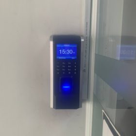 Hình ảnh lắp đặt máy chấm công Homekit