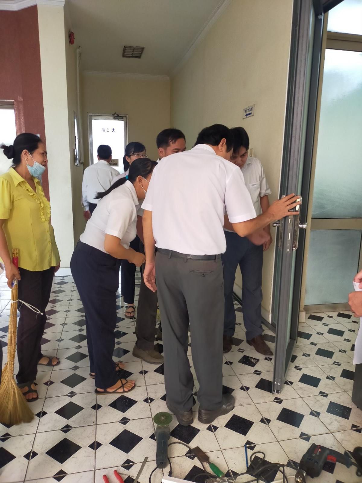 lắp khóa vân tay cho cổng sắt​ (5)
