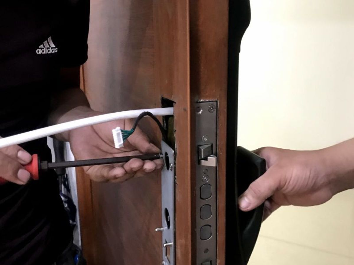 Lắp khóa vân tay cho cửa gỗ